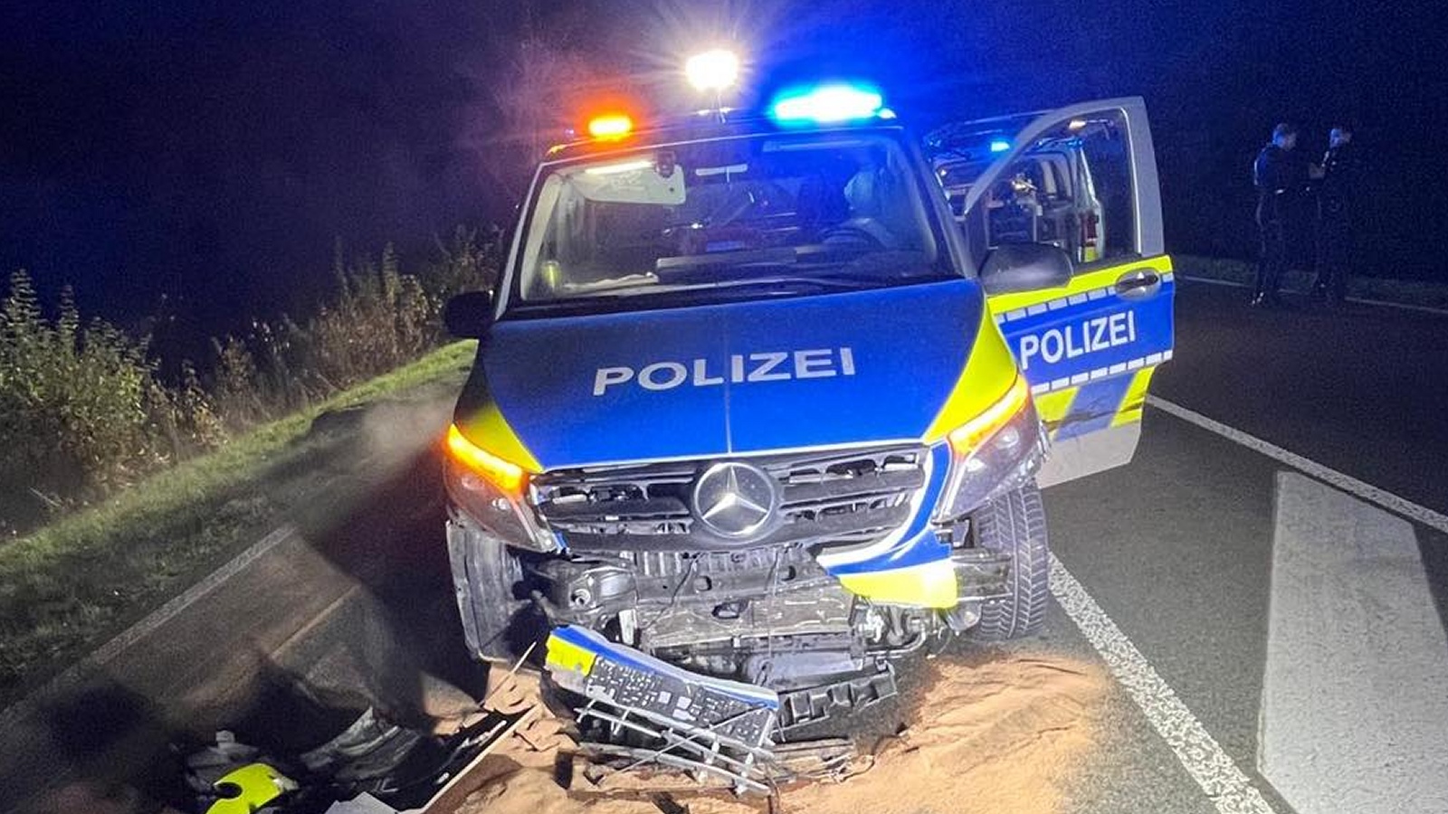 Streifenwagen stark beschädigt - Verkehrsunfall mit Polizeifahrzeug nach Wildunfall