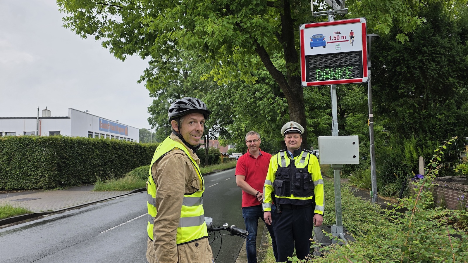 Mit Abstand sicher: Neues Dialog-Display an Kreisstraßen im Einsatz