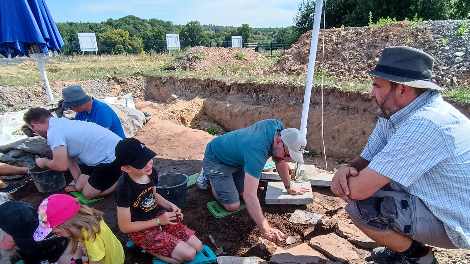 Familien-Aktionswoche im Archäologiepark Höxter lädt zum Graben, Bogenschießen und Entdecken ein