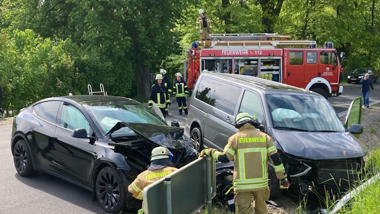 Kollision zwischen zwei Pkw - beide Fahrer verletzt