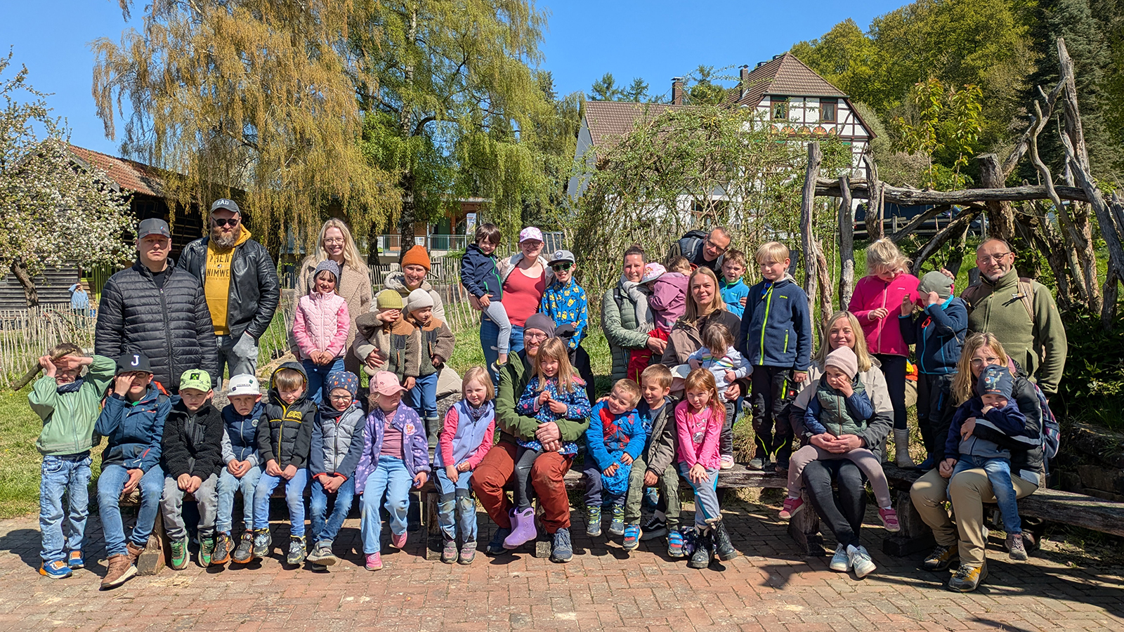 Kinder der Kita Glückspilz erleben mit ihren Familien einen Naturtag im Modexer Wald