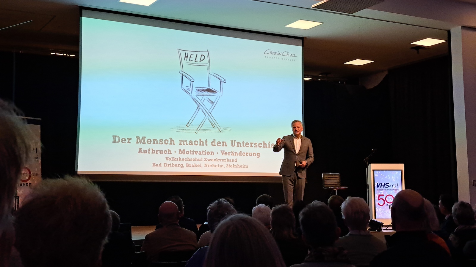 VHS-Zweckverband eröffnet sein Jubiläumsjahr mit fulminanter Feier in der Stadthalle Steinheim