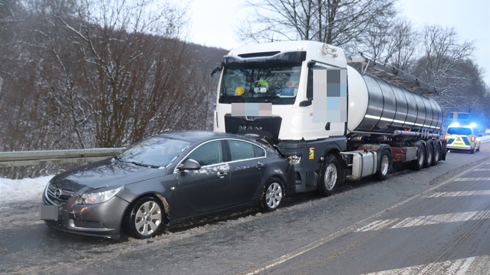 Wildunfall löst Kettenreaktion mit fünf beteiligten Fahrzeugen aus - drei Personen leicht verletzt